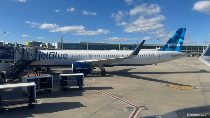 JetBlue flight reports striking drone while landing at JFK